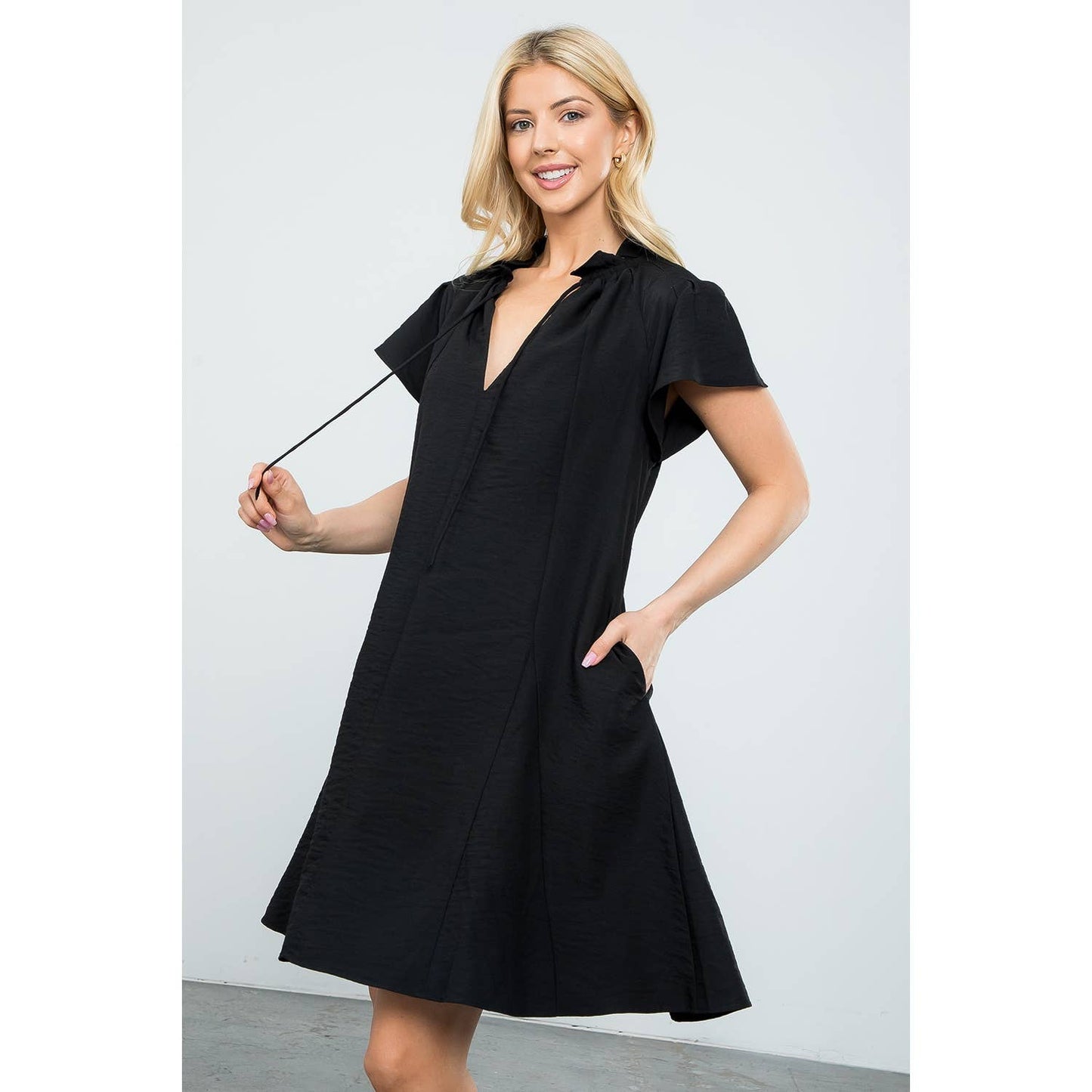 Flutter Sleeve Dress: BLACK